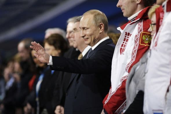 Desde la tribuna, el presidente ruso, Vladímir Putin, y el primer ministro, Dmitri Medvédev, asistían satisfechos a la culminación de los Juegos.