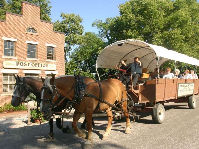 <b><a href="https://www.enjoyillinois.com/travel-illinois/insiders-guide-to-historic-nauvoo/" target="_blank">Nauvoo, IL.</a></b> Este pueblito llama a todos los aficionados de la historia, pues es una pequeña ciudad con un gran impacto en la historia del mormonismo. No se pierda el extenso recorrido autoguiado, a pie, u otro en carreta, gracias a los que conocerá notables lugares.
<br>