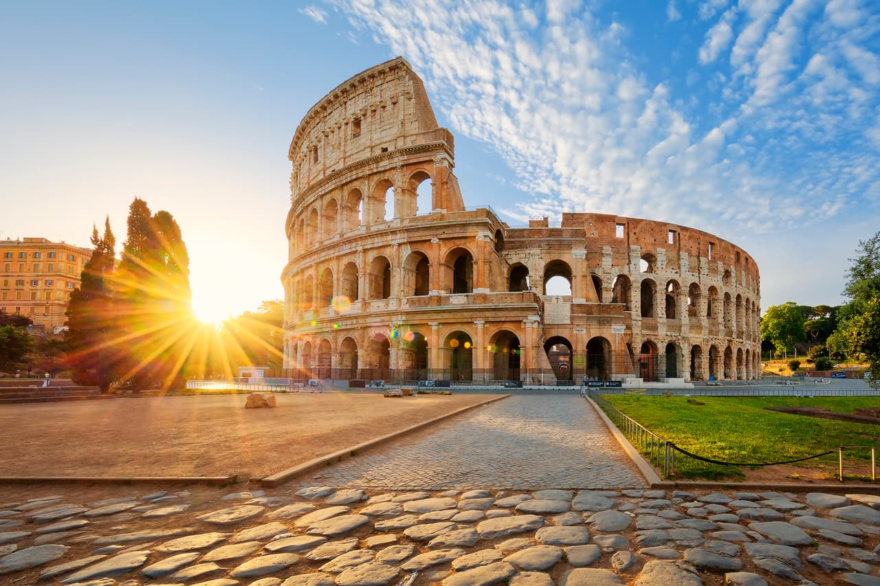 <h3 class="cms-H3-H3">11. Roma, Italia </h3>
<br>
<br>En medio de un gran clima cálido y una gran oferta para realizar actividades al aire libre, la capital italiana se alza
<b>con varios escenarios culturales y de ocio atractivos para el turismo. </b>
<br>
<br>La llamada 'Ciudad Eterna' comienza a recuperar su brillo tras sufrir el feroz brote del coronavirus que
<b>dejó sus calles vacías y sus múltiples sitios incónicos desolados.</b>
<br>
<br>Ahora, con ánimos renovados, sus caminos adoquinados esperan ansiosos que
<b>sus bares, museos y bares vuelvan a rebozar de vida. </b>
<br>
<br>