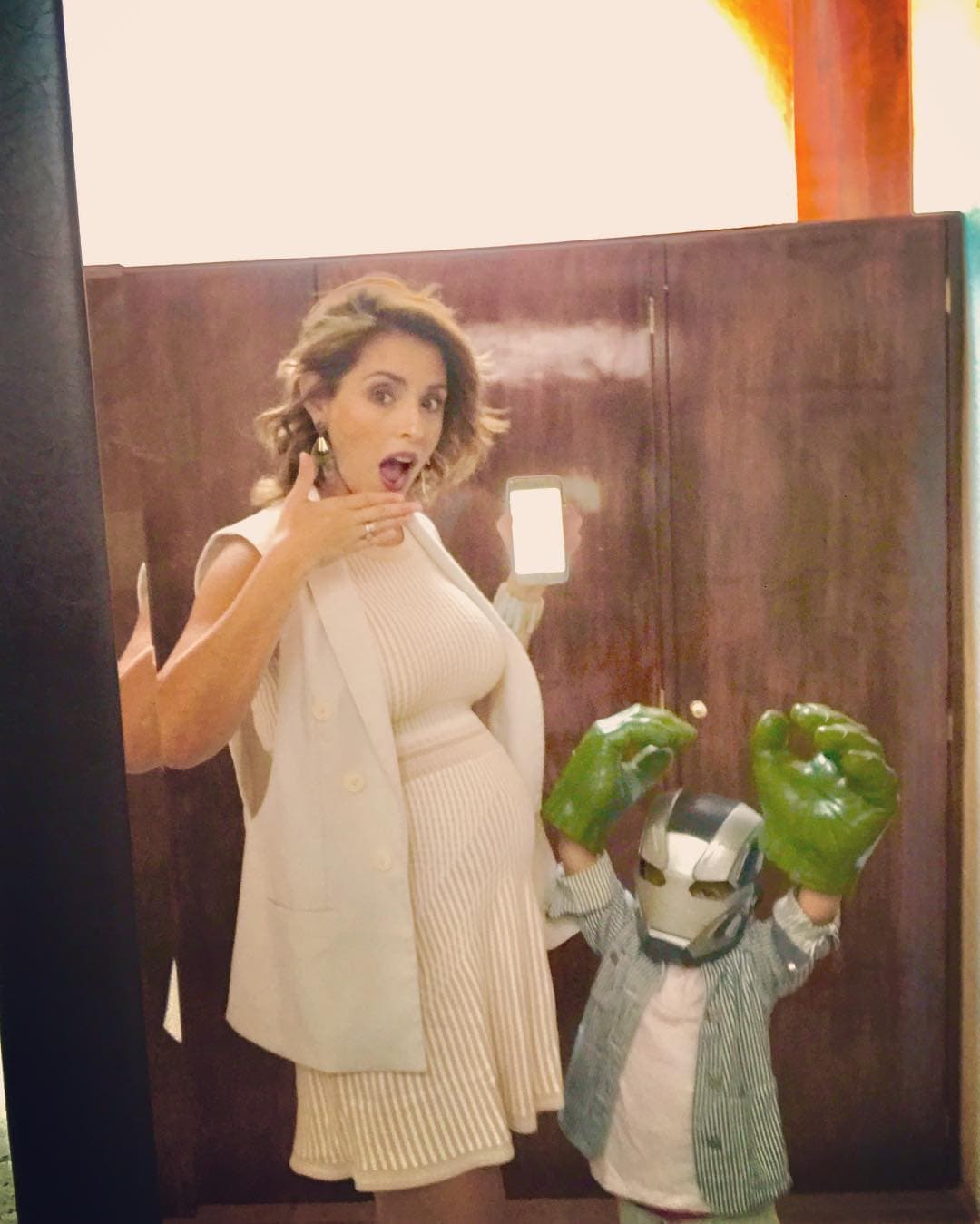 Mientras que Mariano llega a sus vidas, ella se sigue divirtiendo con Emiliano, pues se divierte a lo grande con él, asegurando que es el niño más divertido del mundo. ¿Te gustaría que Mar regresara lo más pronto posible a los melodramas?