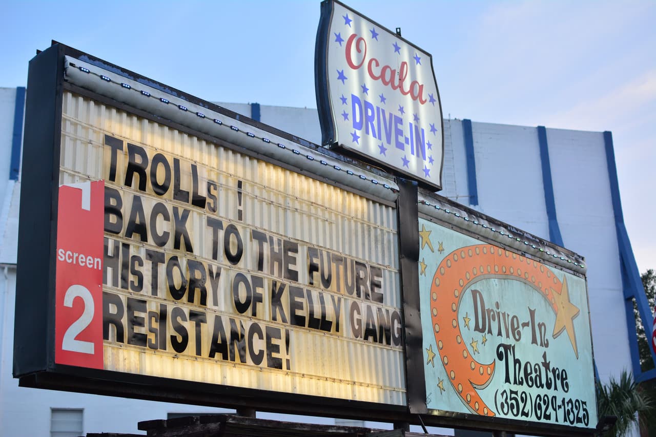 Así anuncian las películas que están pasando en el autocine de la ciudad de Ocala. Una de ellas "Volver al futuro" (Back to the future) en la que el prótagonista viaja al pasado, parece ideal para lo que está ocurriendo en esta pandemia.