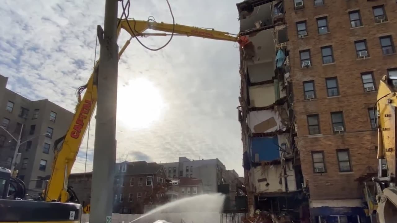 Demuelen parte afectada del edificio de El Bronx que sufrió parcial derrumbe