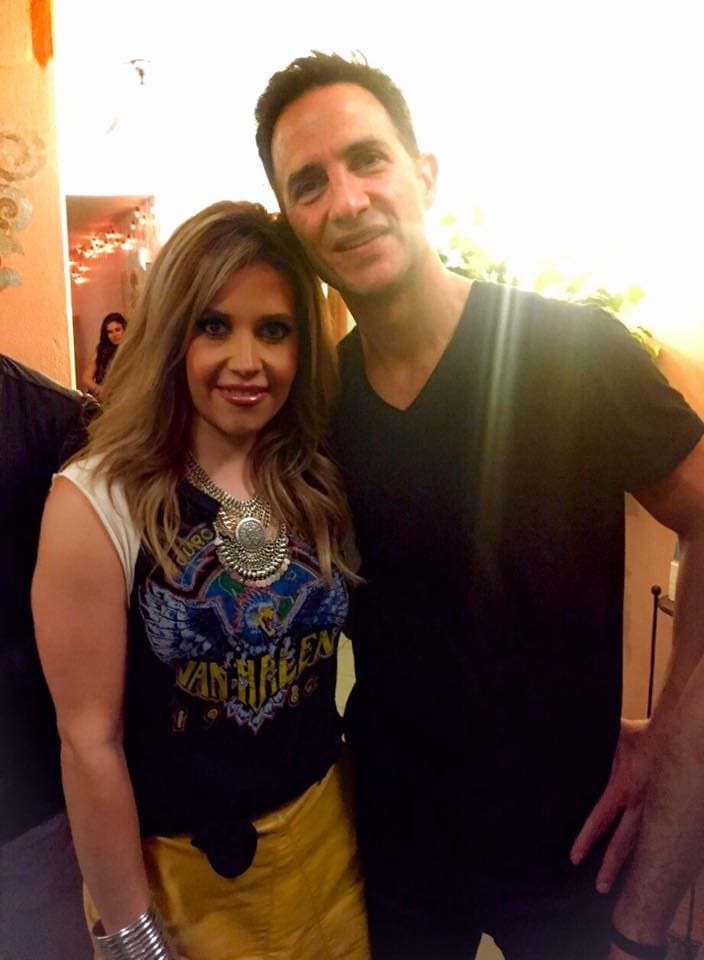 Y con el ex-
<a href="http://www.univision.com/chicago/wgbo/especiales/premios-juventud/magneto-regresa-en-premios-juventud-video">Magneto</a> Alex.