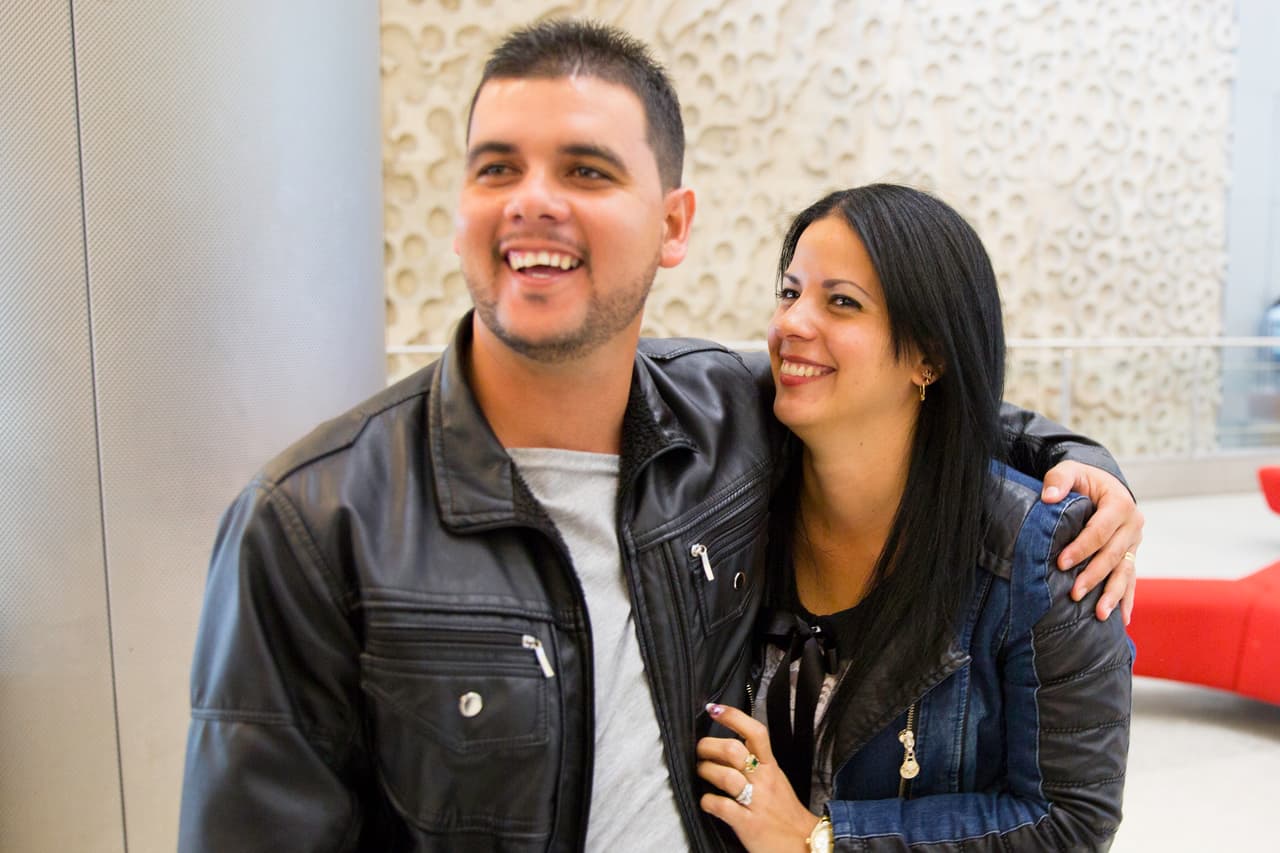 Buena parte de los médicos cubanos que llegaron este lunes después de desertar procedían de Venezuela, donde vivieron la escasez y la violencia que atraviesa en estos momentos el país. Ese es el caso de la doctora Yerenia Cedeño (en la imagen, junto a su esposo Carlos), que pasó 5 meses en una misión en el barrio popular de Petare, en Caracas. La pareja sabe que son afortunados por ser de la última tanda que se acogerá al parole para médicos cubanos en EEUU, pero conocen a gente que no tuvo la misma suerte: "Tengo muchas amistades, doctoras, odontólogas buenísimas que se quedaron a la deriva y eso me da mucha pena", afirma Cedeño.