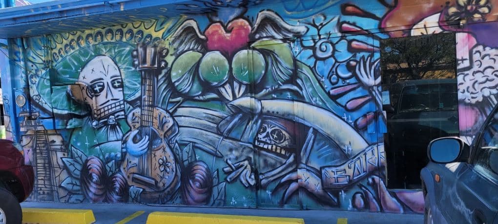 La noche del viernes 22 de abril decenas de personas se dieron cita en 
<b>Barrio Café para honrar la vida del artista y muralista</b>.