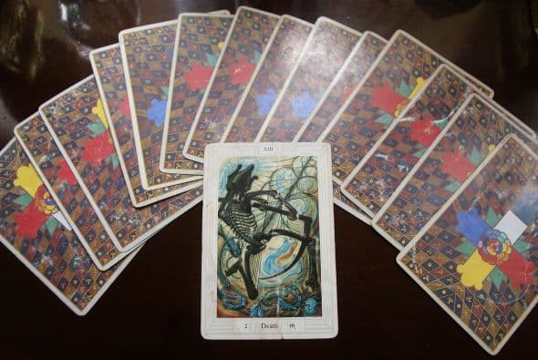 Para atraerse la suerte no falta quien directamente recurre a la lectura de cartas y de esta manera, modificar su suerte en la vida.