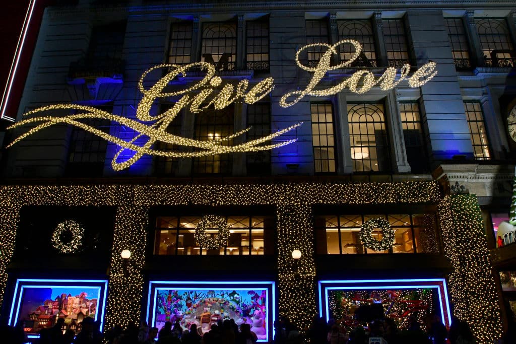 El espectáculo de luces y adornos para los escaparates navideños de Saks llevó a más de 250 personas alrededor de 40,000 horas de trabajo en el 2022.