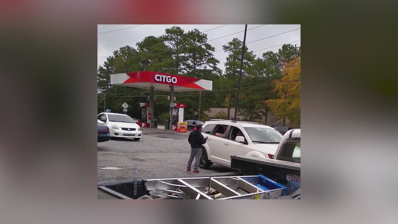 Denuncian que un grupo vende joyas y productos falsos a latinos en Norcross