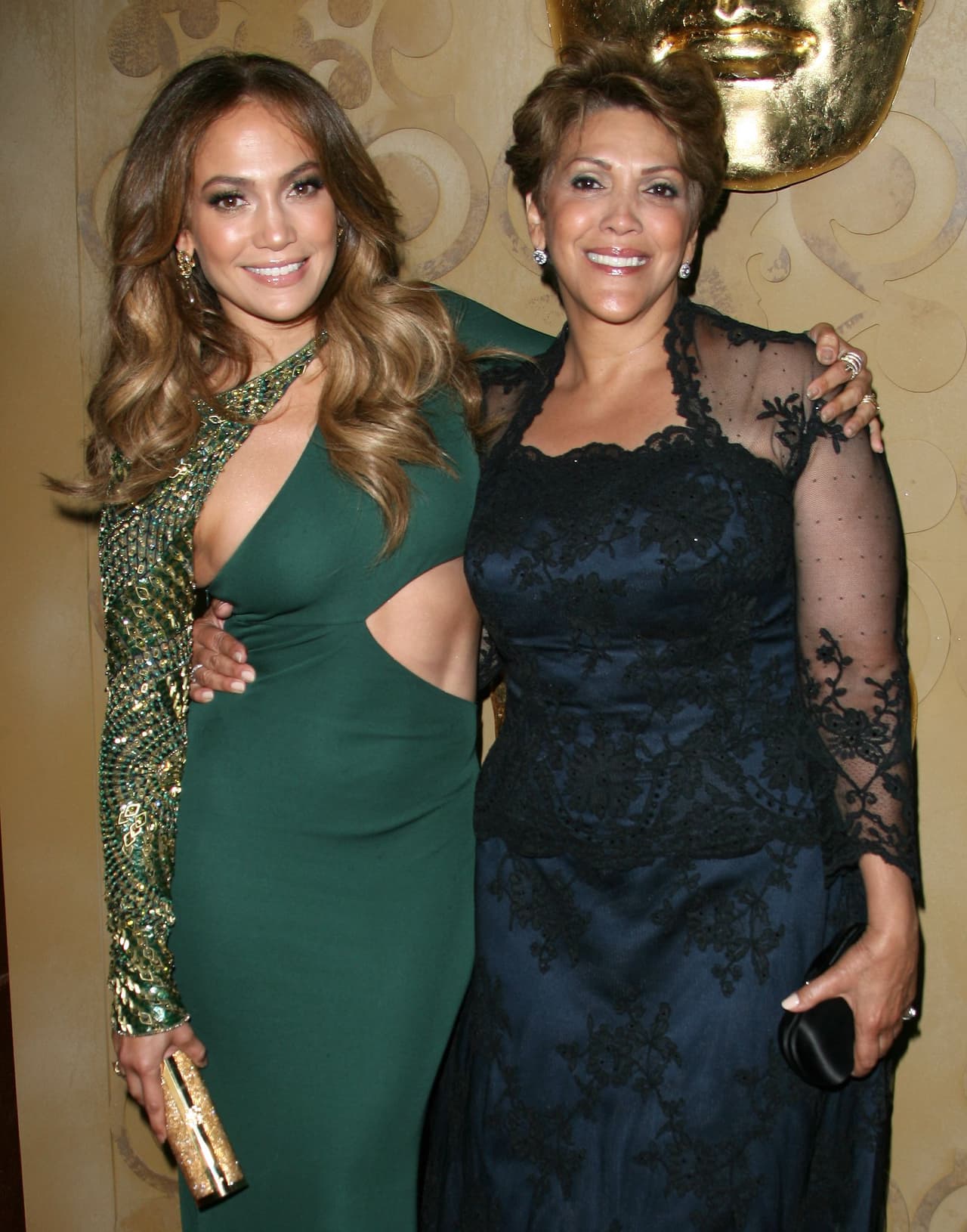 Presuntamente, los actores no solo celebrarán con sus hijos, Emme, 'Max', Violet, Seraphina y Sam, sino también con la familia de ella. 
<br>