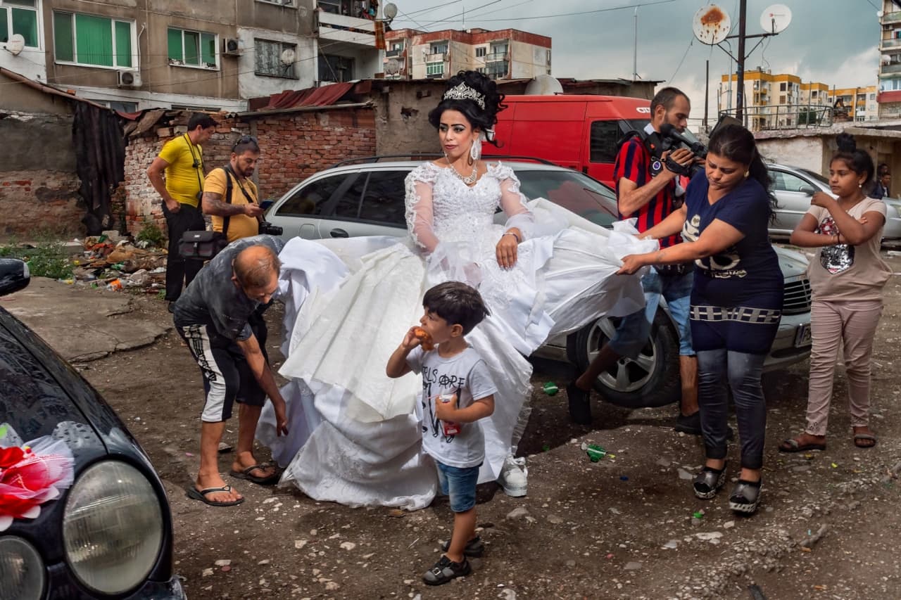 <b>‘Zor’</b>
<br>
<br>Obtuvo el primer lugar en la categoría ‘rostros y personajes fascinantes’. “Una joven novia se está preparando para su boda en una calle del gueto romaní de Stolipinovo (Bulgaria)”, explicó el premio.
<br>
<br>“En Europa las comunidades romaníes suman más de 11 millones de personas y el gueto de Stolipinovo, con alrededor de 40,000 personas, es el más poblado”, añadió.
<br>
<br>Además de este premio, Art Photo Travel es responsable de los concursos ‘Premio de Fotografía de Drones’ y ‘Premio de Fotografía Creativa', organizados cada año.
