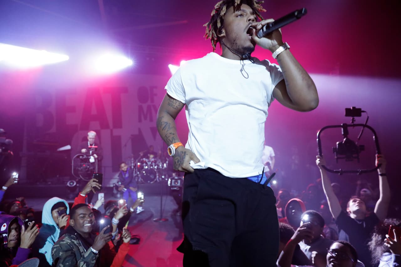 Antes de morir, el cantante sufrió convulsiones. Según reportó TMZ en aquel momento, algunos testigos aseguraron que Juice Wrld se había tragado varias píldoras de Percocet con la supuesta intención de eliminar evidencias de las drogas con las que viajaba. Al aterrizar el 8 de diciembre en Midway, el avión de Juice Wrld fue interceptado por agentes del FBI.