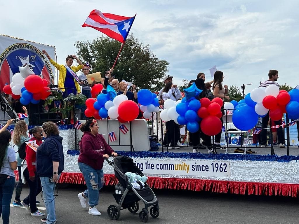 Celebrado en Benjamín Franklin Parkway, el Desfile Puertorriqueño generalmente tiene alrededor de 1,500 participantes; sobre 5.000 asistentes; y 96,000 televidentes a través de la señal de nuestros socios editoriales en 6abc.
<br>