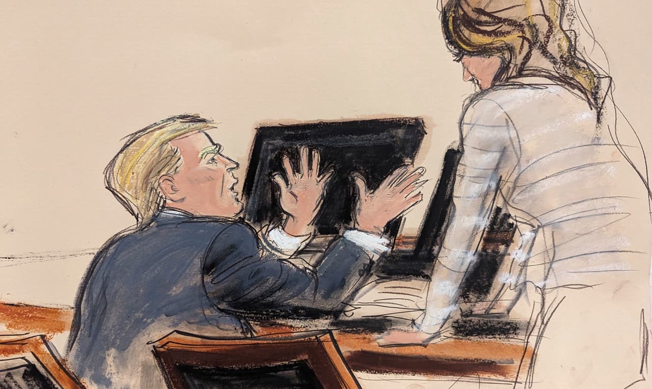 En este boceto Trump mueve sus manos previo a subir al banquillo de los testigos. Gesticulaba con su cabeza y con sus manos y le decía cosas en voz alta a su abogada Alina Habba, durante su juicio civil por difamación, el jueves 25 de enero.