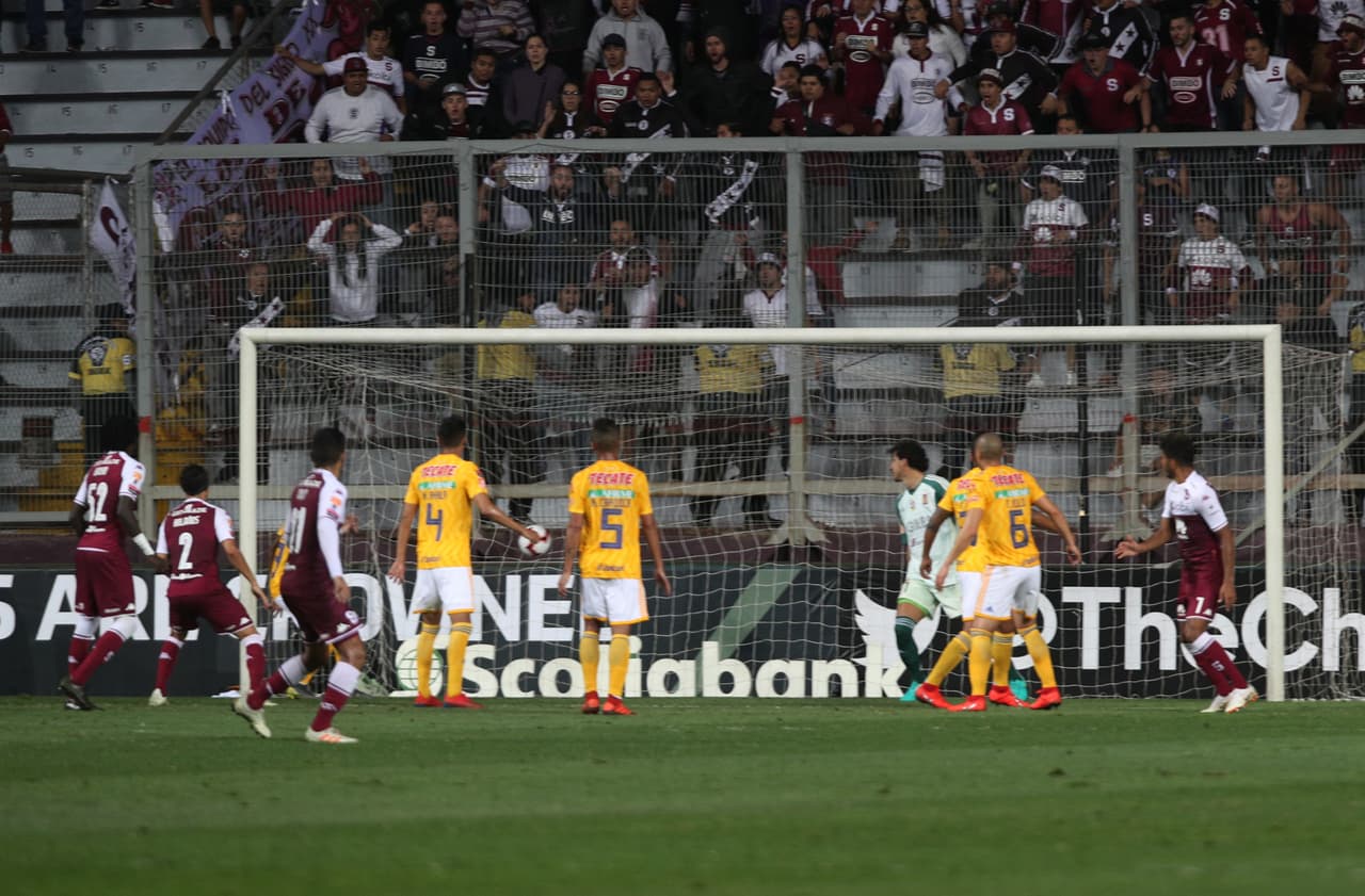Y esa displicencia y exceso de confianza se pagarían caro para los Tigres porque a los 73 minutos los locales se fueron adelante en el marcador, en medio de una confusión de la defensa en el area regiomontana.