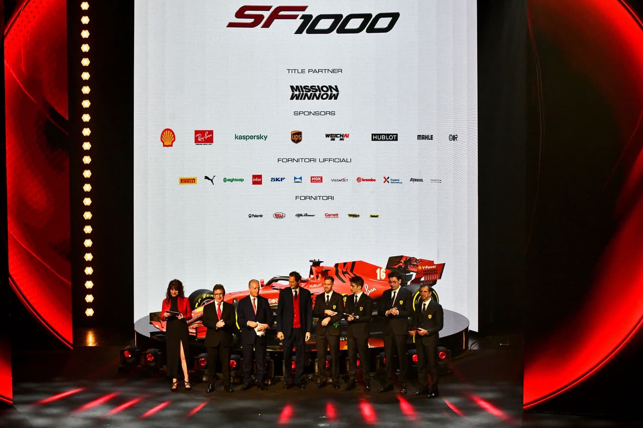 Ferrari presentó el SF1000 nombre que le viene porque en la temporada 2020 alcanzará como escudería su carrera número 1000 en la Fórmula Unoy será en el Gran Premio de Canadá.
<br>Sus pilotos titulares serán Sebastian Vettel (5) y Charles Leclerc (16).