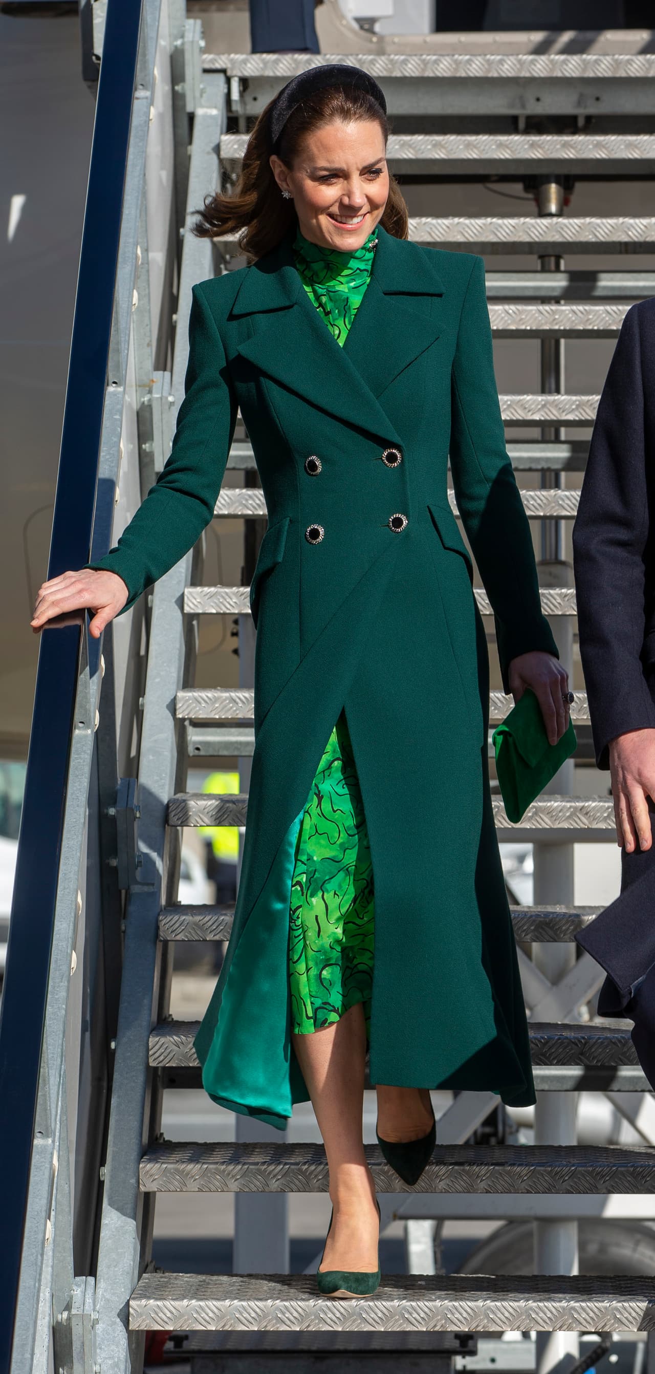 La madre de George, Charlotte y Louis complementó su look con un clutch de ante verde de LK Bennett. Los tacones son del mismo color y van firmados por Emmy London.