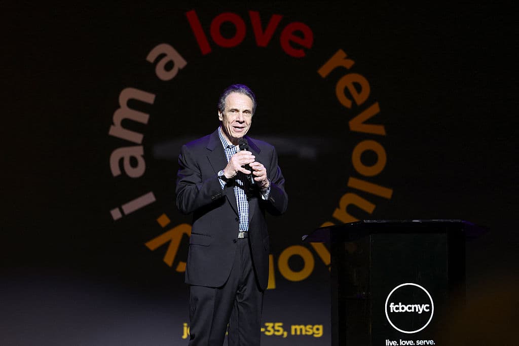 Andrew Cuomo declaró que la intención de la administración del presidente republicano Donald Trump 
<b>es cortar beneficios</b>, como Medicare, a los menos afortunados, para 
<b>que las personas "ricas" salgan ganando</b>.