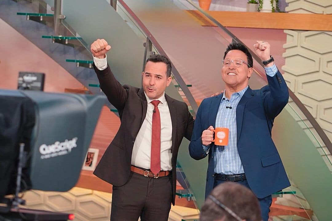 Carlos también se alegró cuando Raúl tomó nuevamente lugar en el show: "Celebrando con mi querido Raúl González que estamos compartiendo oficialmente juntos en Despierta América".
