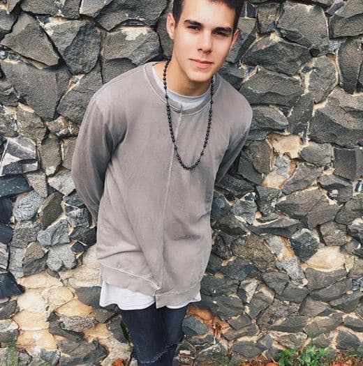 Además de cantar le gusta bailar, estudió ballet y hip-hop.