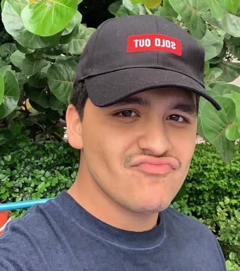 El pasado 29 de julio, el cantante estuvo invitado en el programa de radio 
<b><a href="https://www.univision.com/radio/raul-brindis/christian-nodal-se-resistio-a-un-shot-de-tequila-porque-solo-tiene-20-anos-video" target="_blank">El Show de Raúl Brindis</a></b>, en donde se le ofreció tomar un 'shot' de tequila, pero se negó porque aún no tiene 21 años, la edad mínima legal en EEUU para ingerir bebidas alcohólicas.