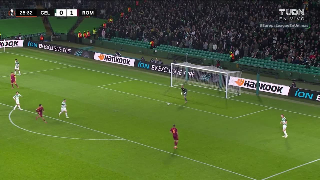 ¡CERCA! Evan Ferguson disparó que se estrella en el poste.