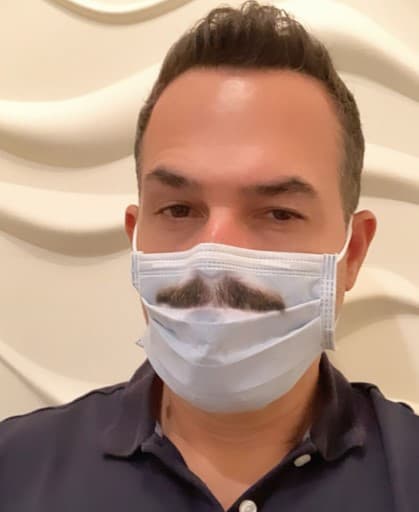 Y ningún tapabocas se va a interponer en la misión de lucir un lindo bigotito.
