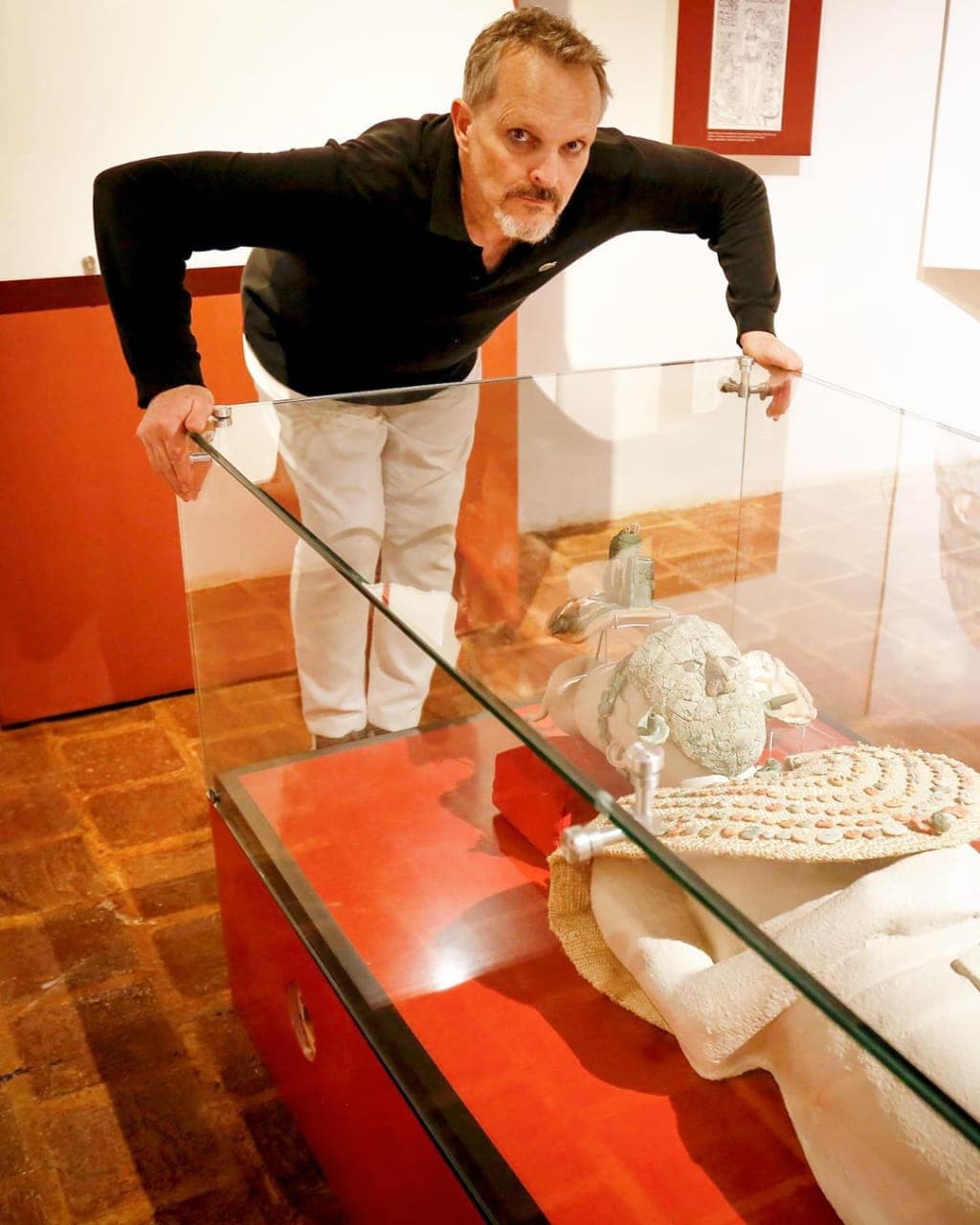 De acuerdo con información de
<b> <a href="https://elpais.com/elpais/2019/05/19/gente/1558252074_565574.html" target="_blank">El País</a></b>, Nacho Palau pidió ante los tribunales que se reconozca el derecho de mantener relación paternofilial con Diego y Tadeo, tal como sucedió antes de su separación con Miguel Bosé.