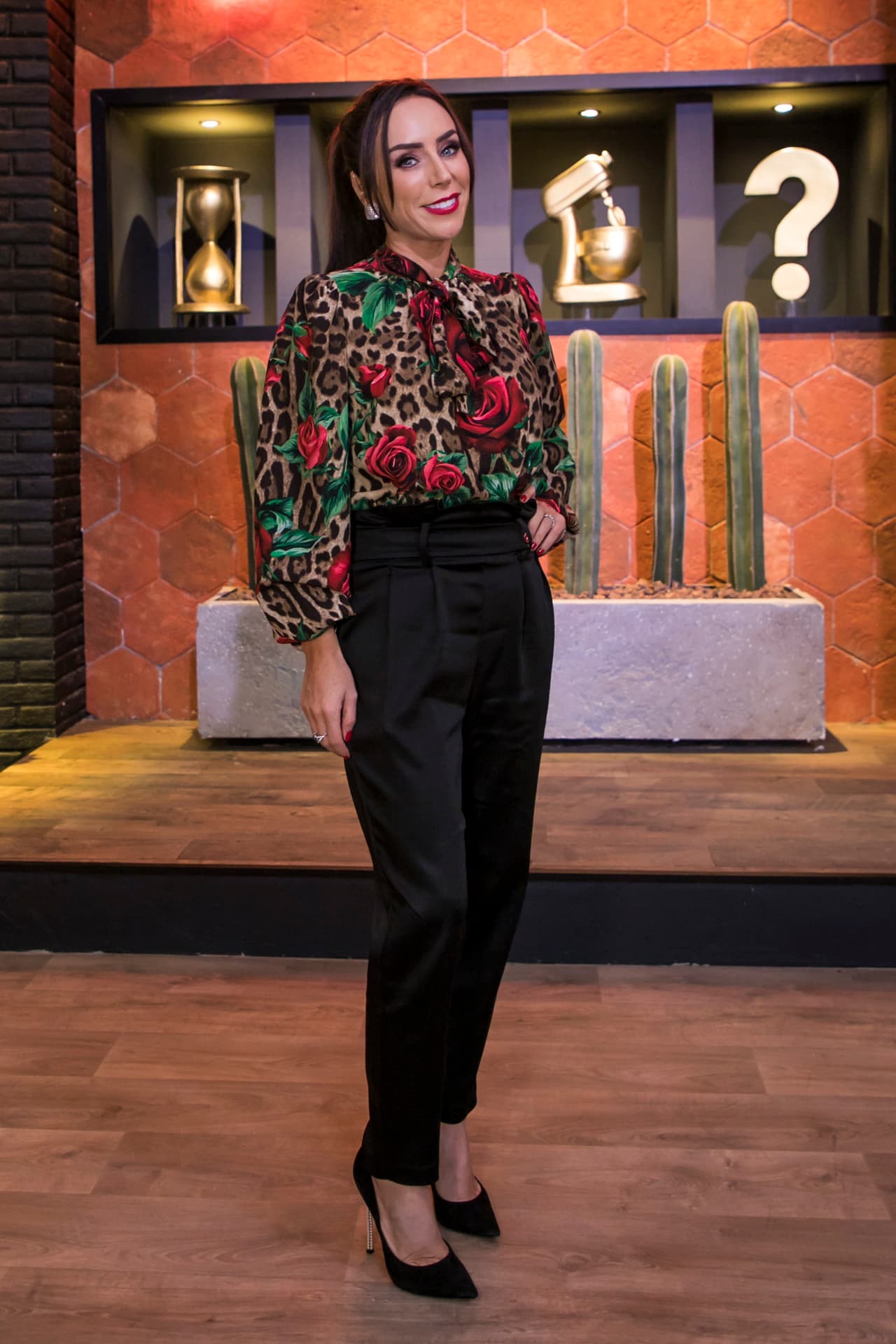 En cuanto al peinado, la presentadora optó por una ‘ponytail’ (cola de caballo) y un ligero flequillo a los lados, que dejó su rostro limpio.