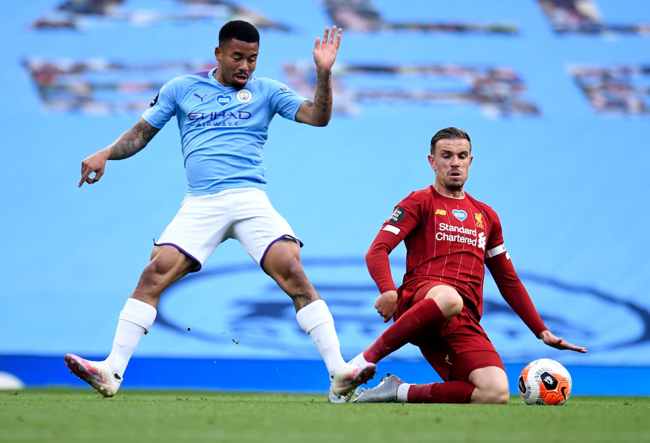 Jordan Henderson no pierda la concentración en ningún momento y se le adelanta a Gabriel Jesus para robarle el esférico.