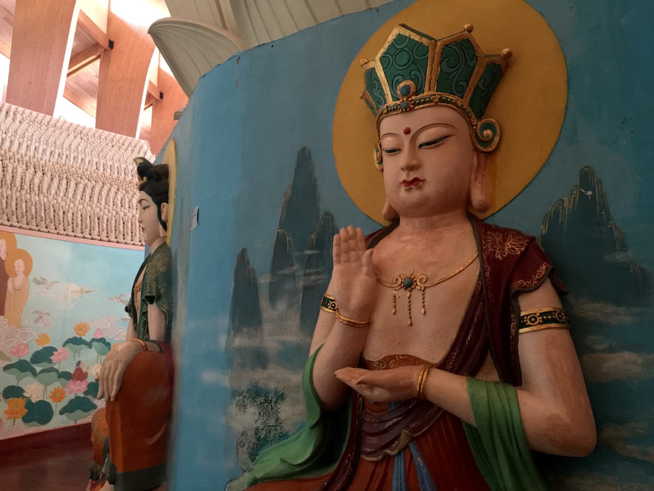 Los monjes ofrecen clases de meditación a los visitantes