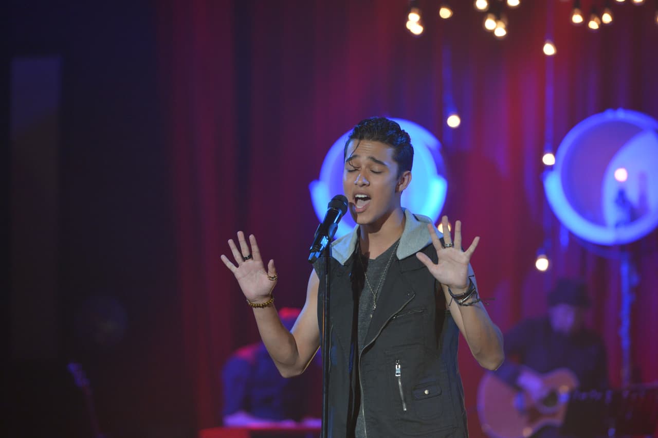 Joel Pimentel interpretó Just The Way You Are de Bruno Mars.
