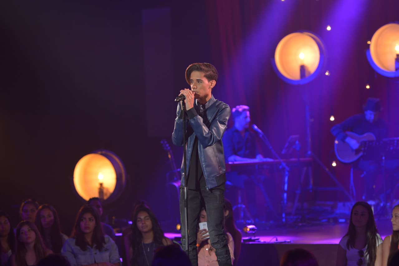 Joshua Greaux interpretó Esta Ausencia de David Bisbal.