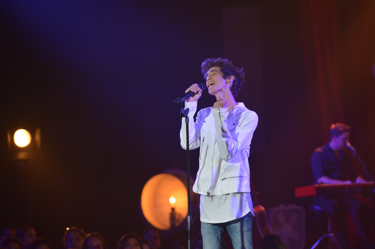 Sebastián Rivera interpretó Llueve Por Dentro de Luis Fonsi.