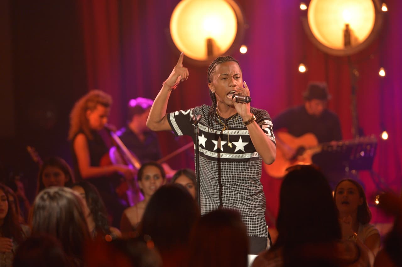 Aaron Bodden interpretó Give Me Everything de Pitbull, feat Ne-Yo.