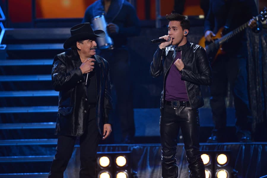 Joan hizo su entrada triunfante al lado del bachatero.