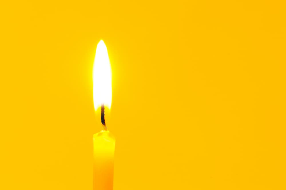 Para muchos, una vela amarilla puede ser equiparada a la blanca en el sentido de que ambas son 'neutras'. Es decir, tienen mucha energía positiva y pura, apta para varios propósitos.