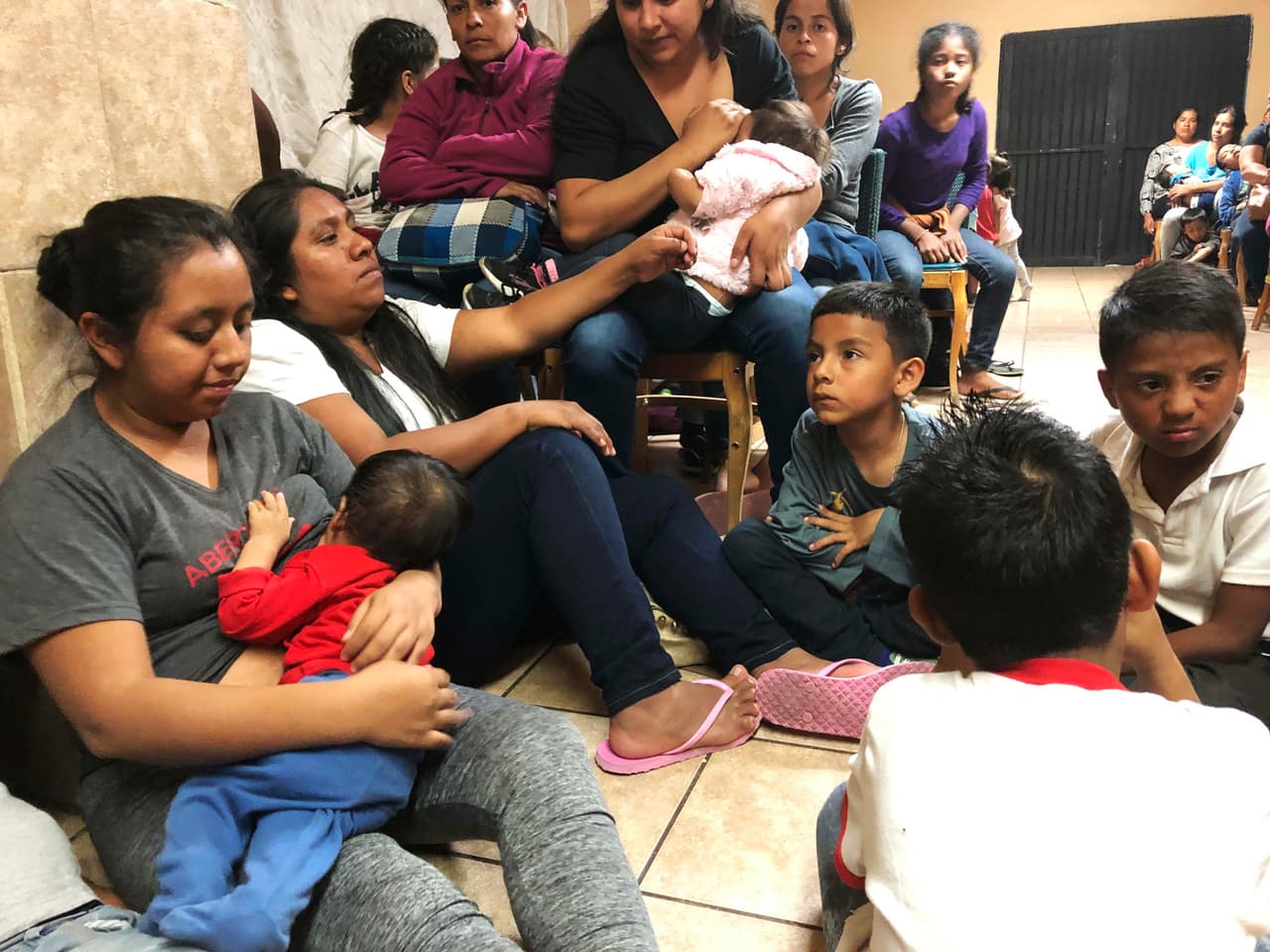 Al llegar a Nogales los migrantes son enviados a una estación de la Cruz Roja y luego son conectados con Nieblas, quien los coloca en la lista, los asigna a un refugio y les avisa cuando llega su momento. En esta imagen varias familias esperando por asilo en uno de los refugios.