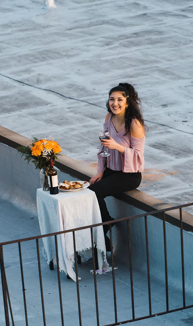 Para conocerse mejor no hay nada como una buena cena, entonces Jeremy organiz贸 una cita a distancia y ambos compartieron la misma comida con una copa de vino.