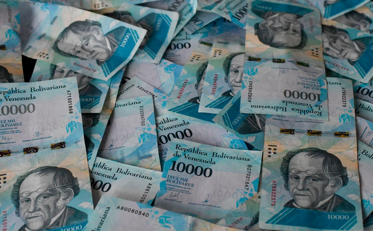 Picture of 10.000 bolivar-bill taken in Caracas on July 26, 2018. - Venezuelan President Nicolas Maduro on July 25 announced the removal of five zeroes from the country's currency -- two more than originally planned -- amid hyperinflation the IMF said could reach one million percent this year. (Photo by Juan BARRETO / AFP) (Photo credit should read JUAN BARRETO/AFP/Getty Images)