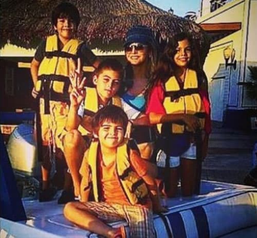 Al quedar viudo José María Fernández 'Pirru' inició una relación con la cantante Ana Bárbara, quien crió a los hijos de la actriz.