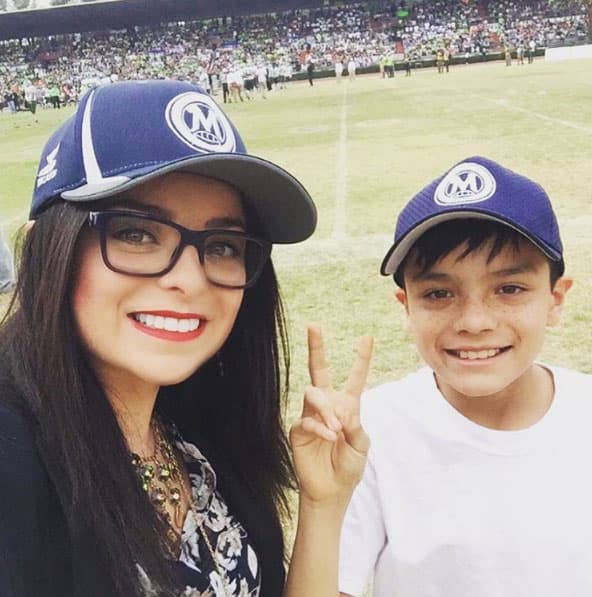 Violeta Isfel es otra de las famosas que más que mamá parece ser la hermana mayor.