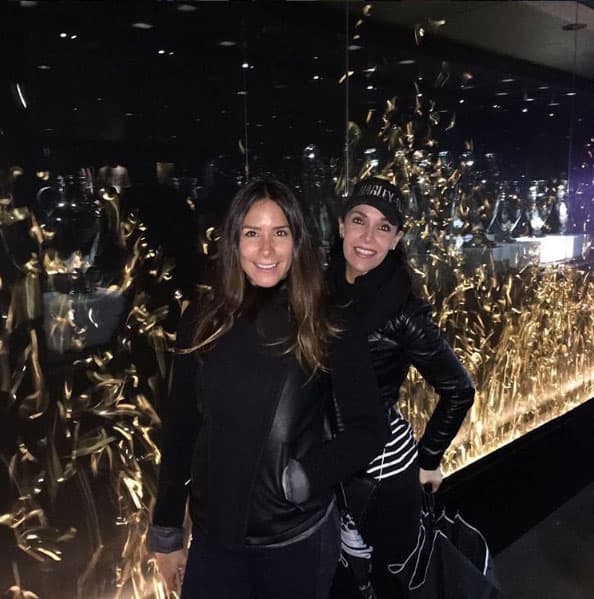 Sharis parece la hermana mayor.