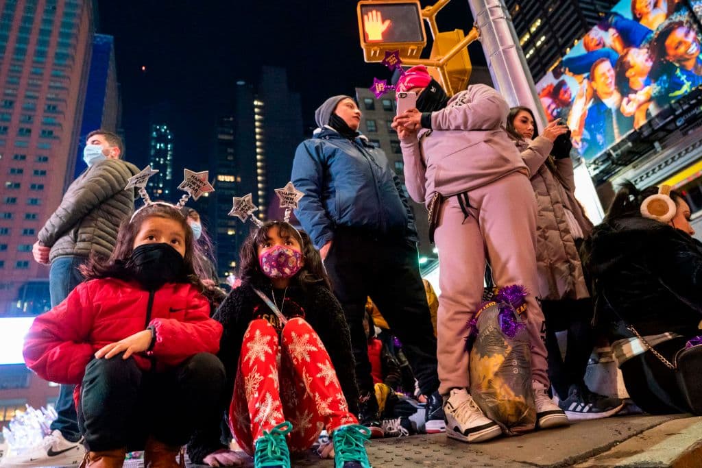 El área permaneció cerrada y acordonada por policías, por lo que los visitantes no podían alcanzar a ver la plaza, una medida tomada para evitar grandes concentraciones de personas en el peor momento de la pandemia de coronavirus.