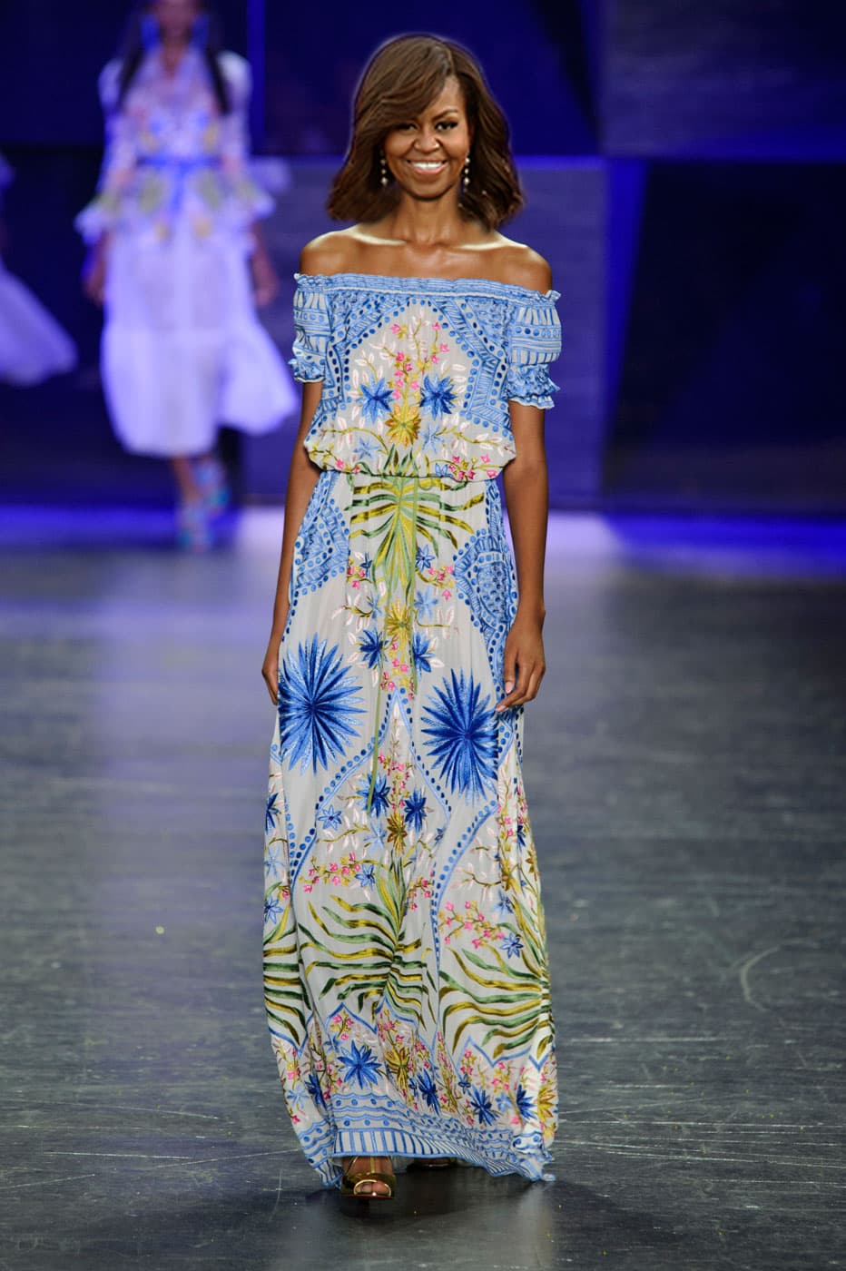 Esta colección rica en patrones y ensamblada enteramente a mano es, según las palabras del diseñador, "una colección que celebra las mujeres que no tienen que hacer ningún esfuerzo por verse bellas y seguras". Seguro algo de ese espíritu es lo que encuentra la primera dama cada vez que elige uno de sus diseños. /Imaxtree