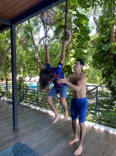 Así es la vida de
<b>Bibi</b> y su familila: una combinación entre divertirse en casa y encontrar el balance, literalmente.