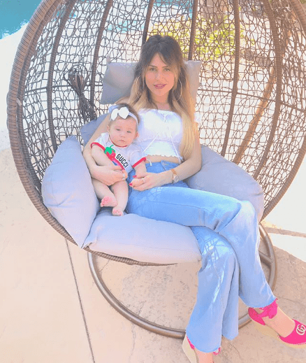 Y aunque en sus fotos se mostraban muy enamorados, la pareja se separó repentinamente en 2017. Ellos terminaron su romance definitivamente, aunque tendrían que seguir en contacto pues 
<b><a href="https://www.univision.com/entretenimiento/la-bebe-de-la-ex-de-canelo-se-apellida-igual-que-el-boxeador-aunque-la-identidad-del-padre-se-desconoce">de esa relación nació la pequeña María Fernanda</a></b>, en diciembre de 2017.