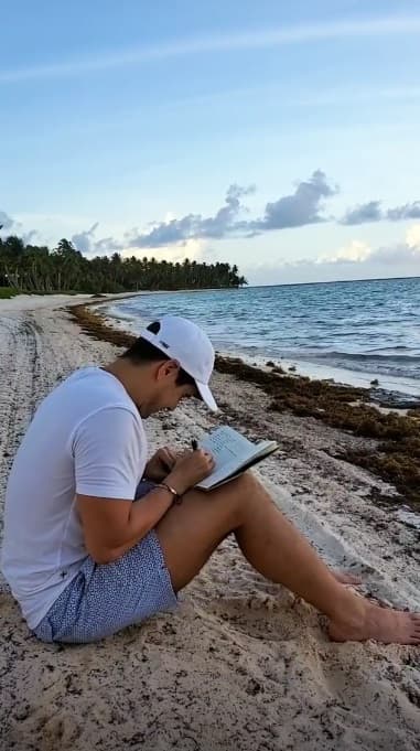 "20 de agosto de 1981, hace 38 años nací y hoy celebro la vida y las bendiciones. Aquí estoy escribiendo todos los deseos para estos 38 años que arrancan el día de hoy y agradeciendo a Dios por las bendiciones", compartió Alejandro Chabán a través de sus historias de Instagram.