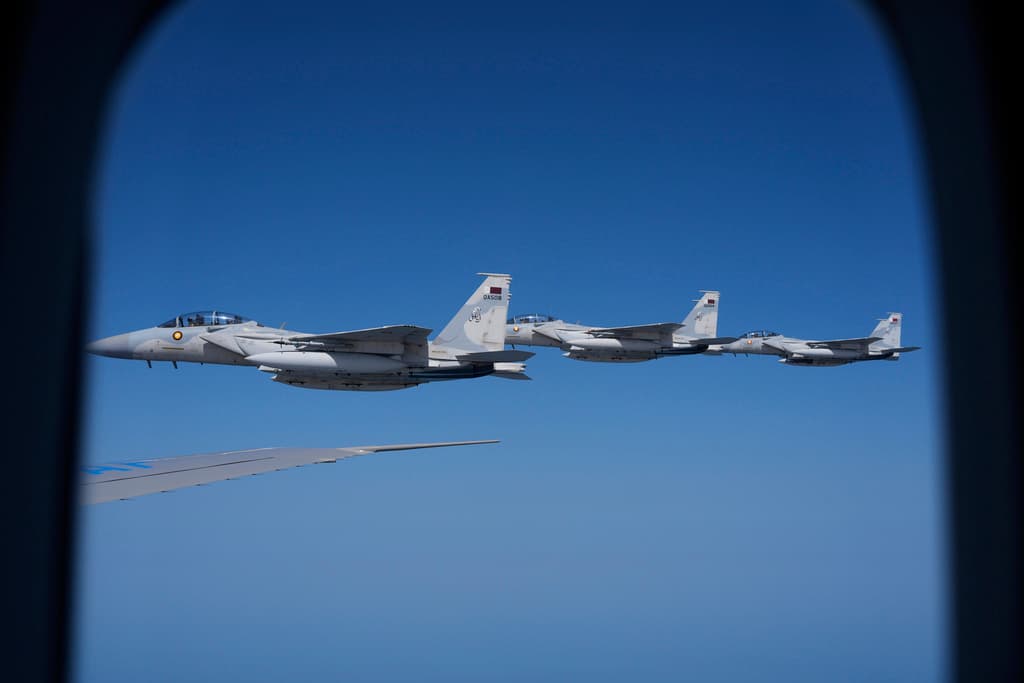 Los F-15 de la Fuerza Aérea catarí escoltando al Air Force One este miércoles a su llegada a Doha, la capital del emirato.