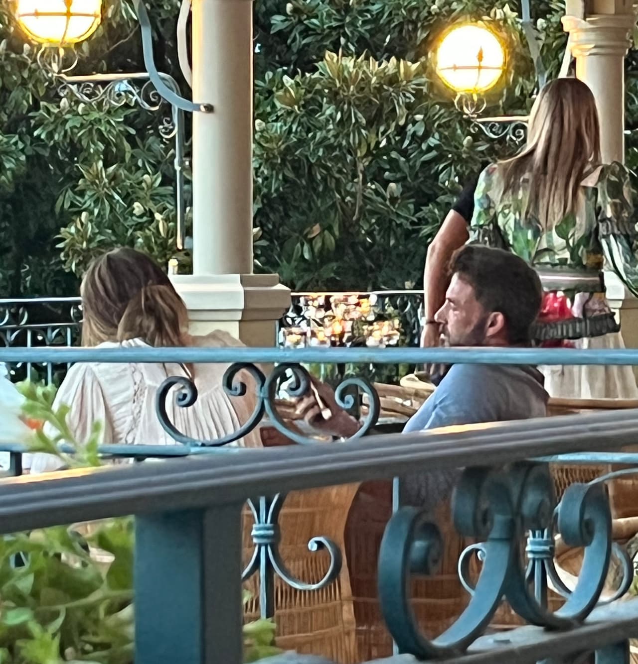 "Actuaron con normalidad, incluso si tenían guardaespaldas con ellos", dijo el informante.
<br>