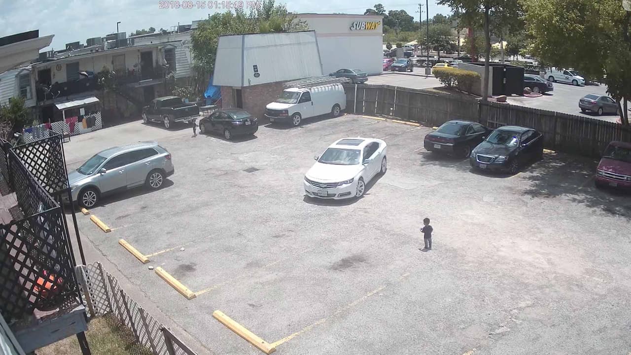 Al ver el automóvil Chevrolet Impala echarse de reversa, el pequeño se detiene en medio del estacionamiento.